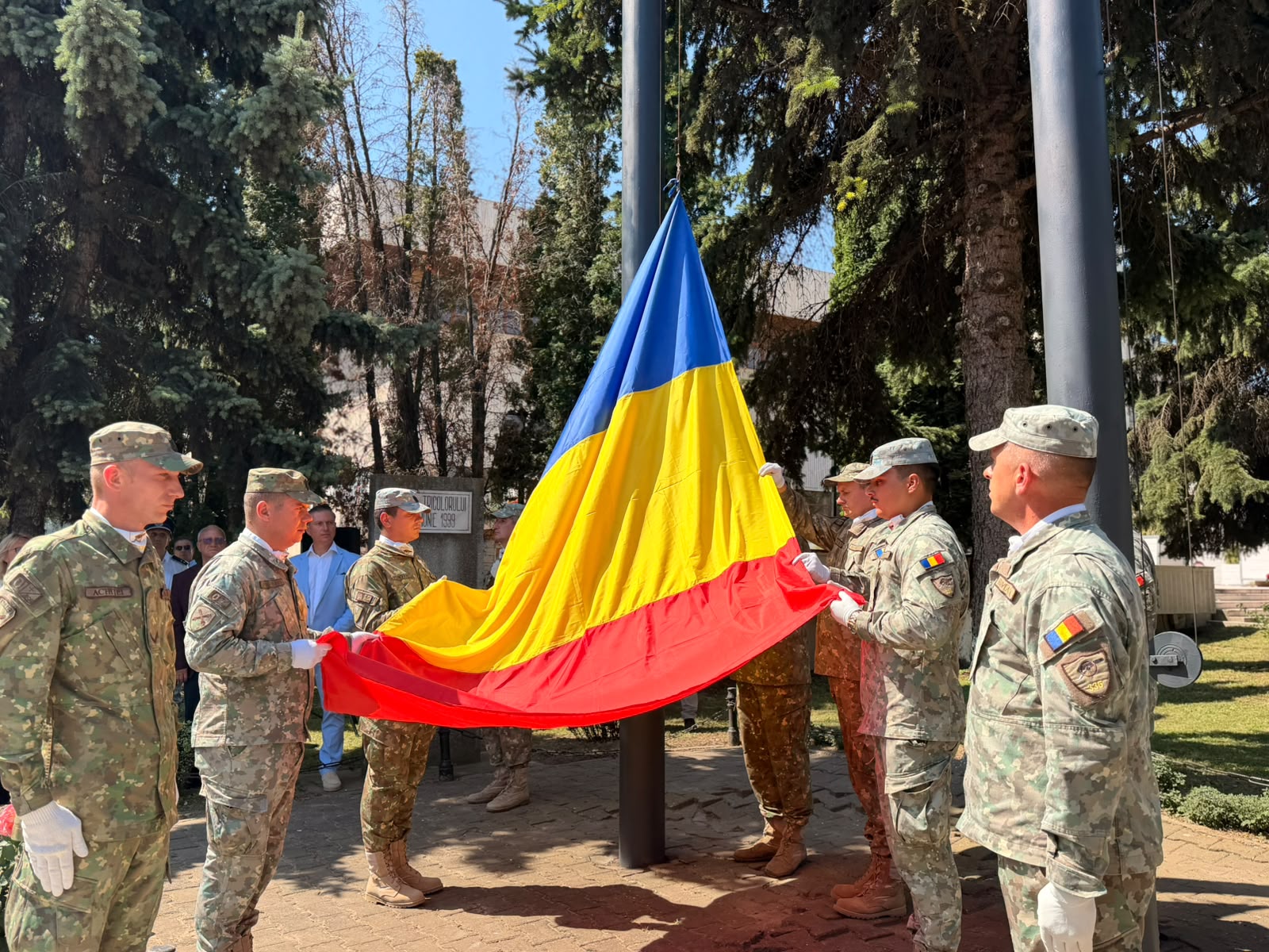 Drapelul României înălțat solemn într-o ceremonie cu oficialități și botoșăneni – VIDEO 