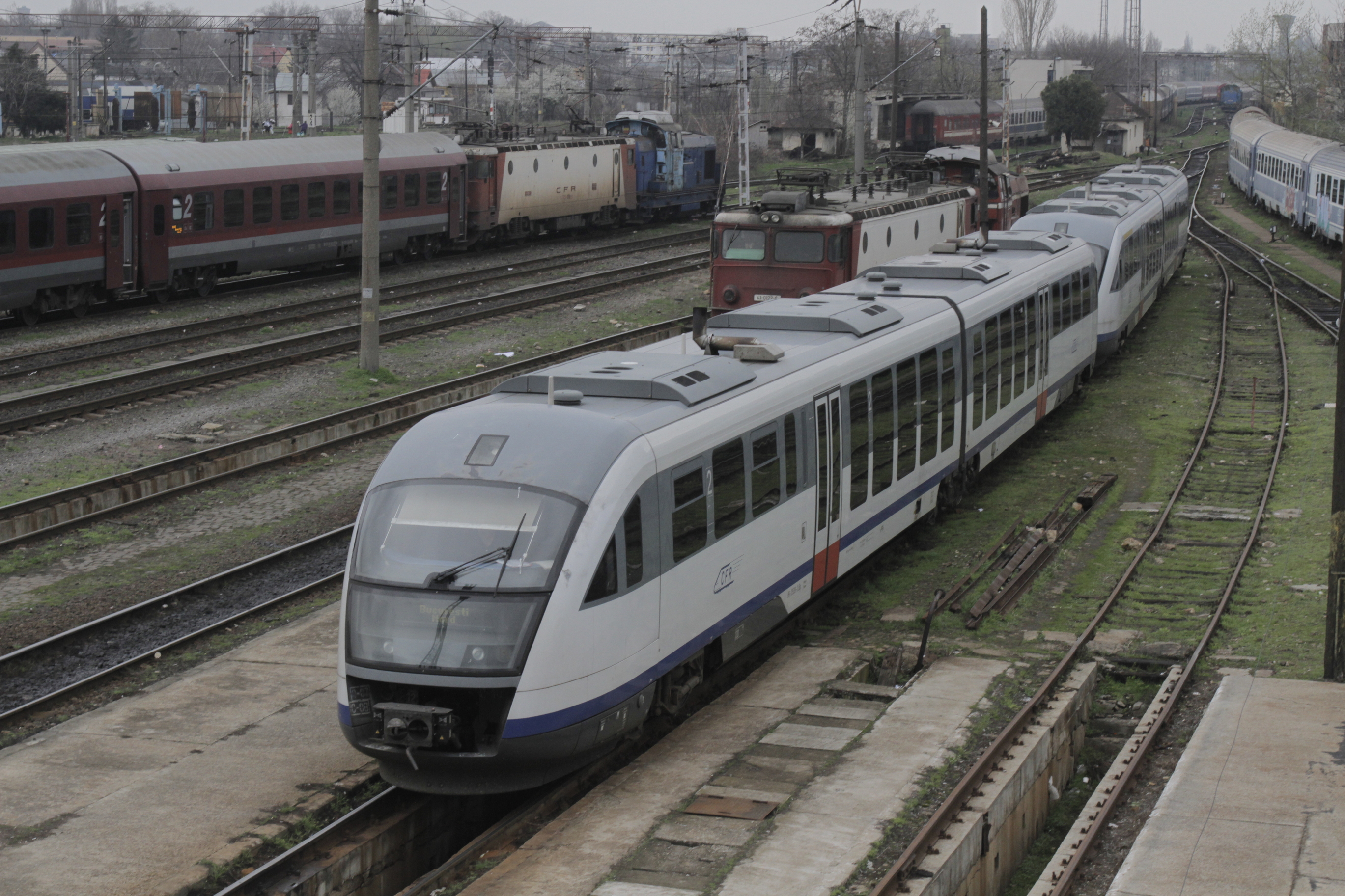 Fenomenul trenurilor oprite la intrarea în Gara de Nord. De ce sunt puse să aștepte și 20 de minute când ajung în cea mai mare gară din țară