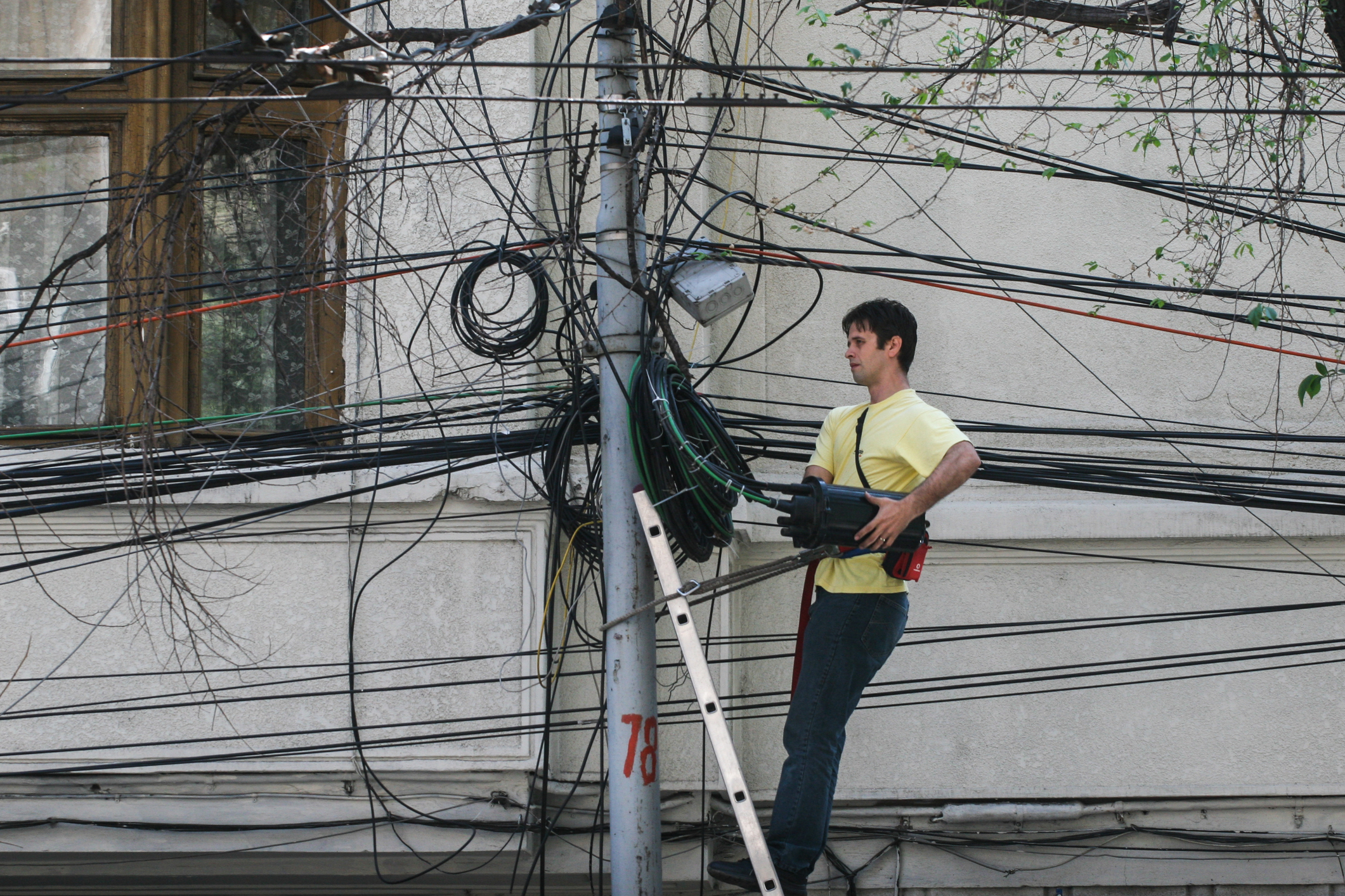 Cablurile de pe stâlpii din București: Cât a fost mutat până acum în subteran în rețeaua Netcity și ce situație absurdă reclamă micii furnizori de internet