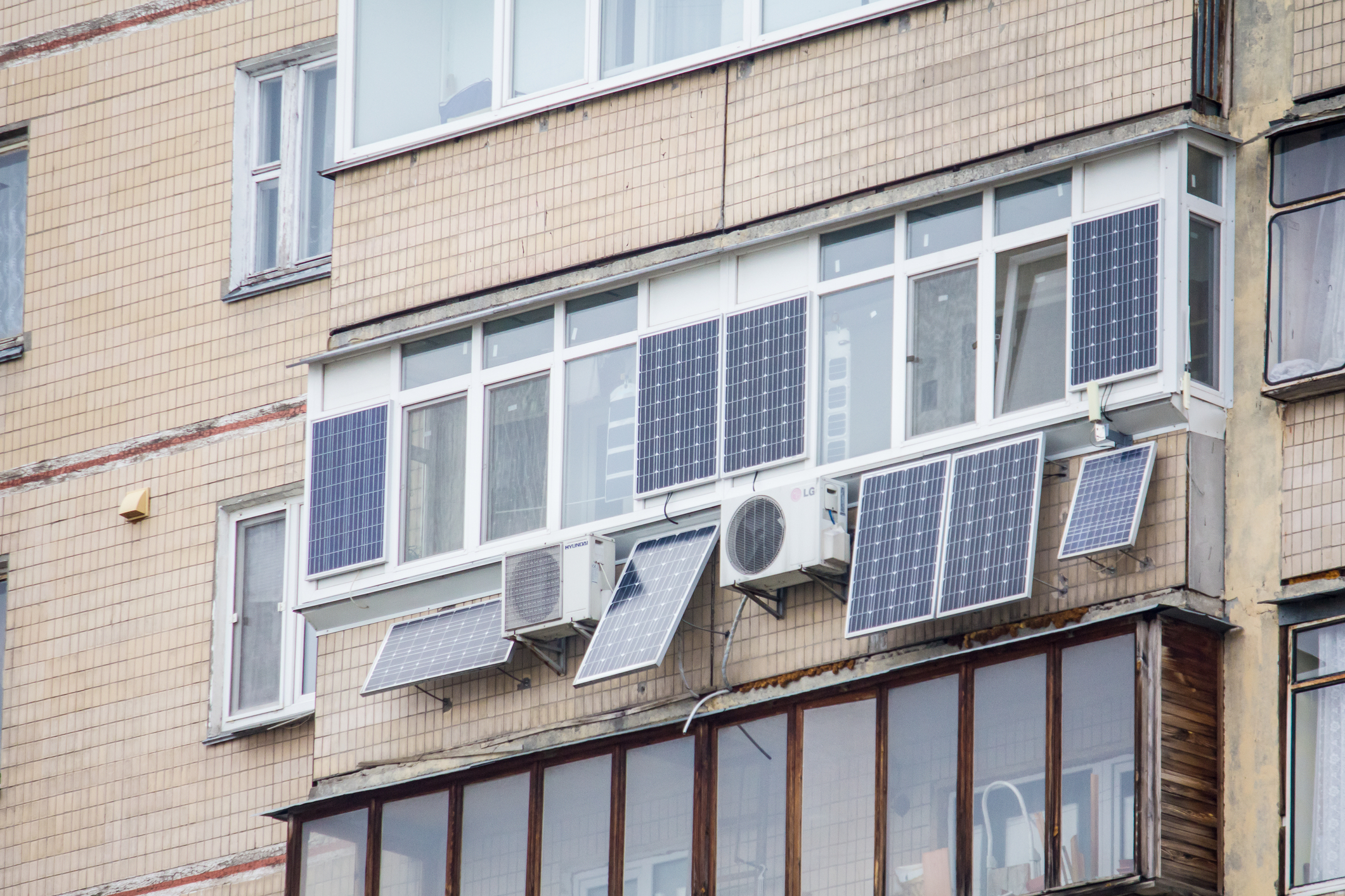 Panouri fotovoltaice pe balcon: Cât costă și ce trebuie să știi