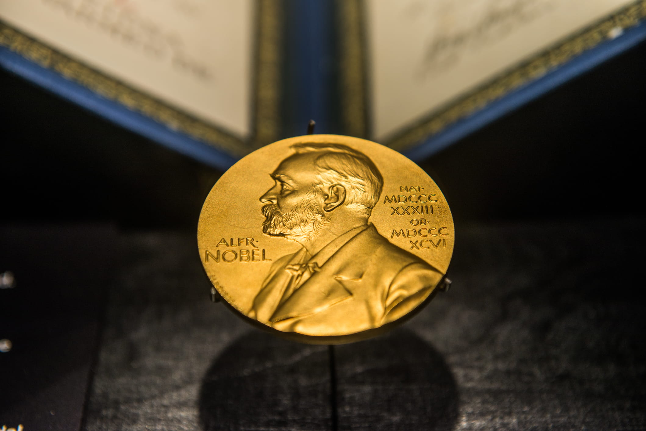 Premiul Nobel pentru Chimie a fost acordat în 2026 pentru crearea unor „imagini în oglindă” în chimie