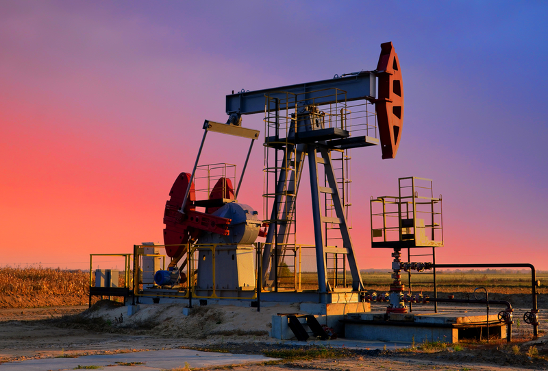 Războiul remodelează piețele financiare: Petrolul explodează, inflația revine, Wall Street atinge recorduri