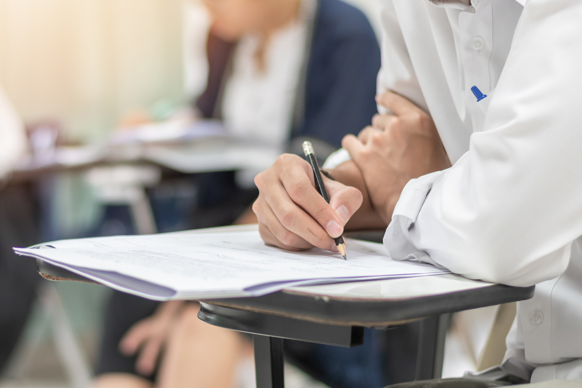 Guvernul a decis câți bani vor primi elevii ce au obținut media 10 la Bac și la Evaluarea Națională