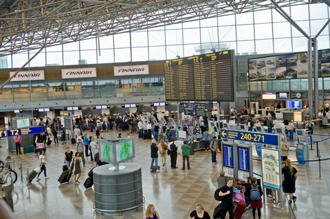Alertă cu drone suspecte: Traficul pe aeroportul din Helsinki, suspendat