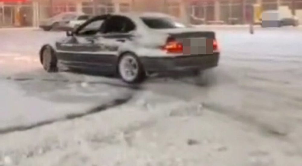 NOAPTEA TRECUTĂ: Drifturi în parcările supermarketurilor, șoferi amendați și lăsați fără permis 