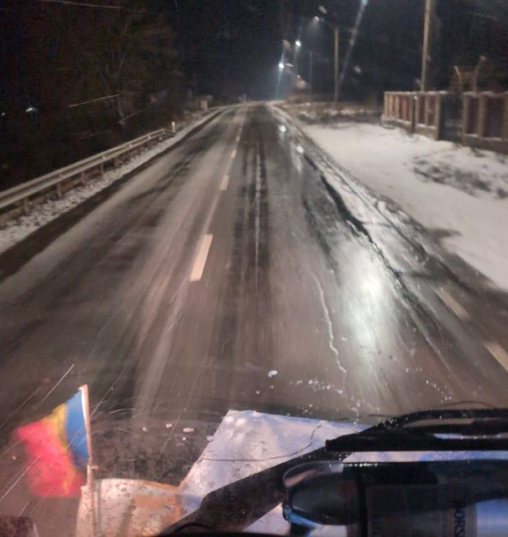 Cum se circulă pe drumurile naționale, deszăpezire noaptea trecută cu aproape 160 de utilaje 