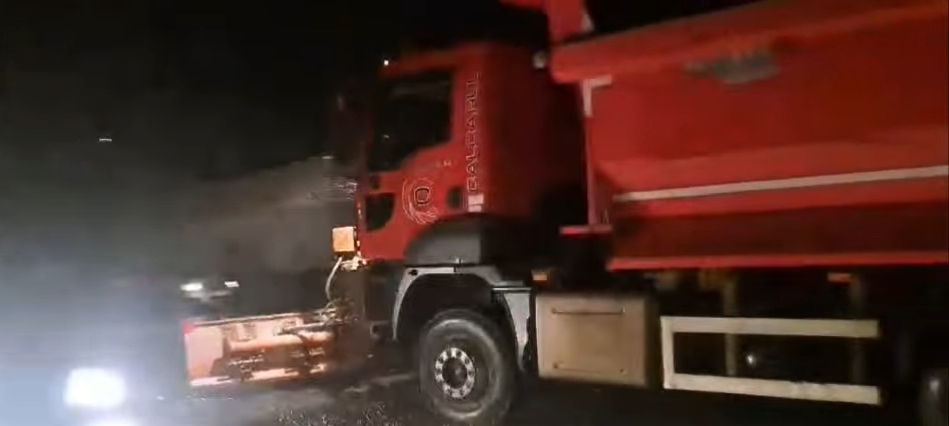 Ninsori slabe în zona Moldovei, drumarii au intervenit noaptea trecută  și fac apel către șoferi – VIDEO 