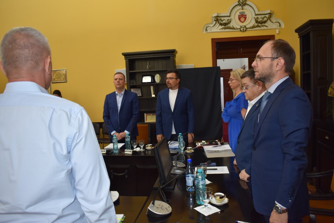 Un consilier a ajuns cu ciorile la primar: Aș fi preferat să discutăm probleme serioase – VIDEO 