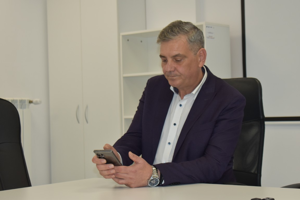 Un tânăr medic ajuns la manager ca să fie transferat la Spitalul Județean  