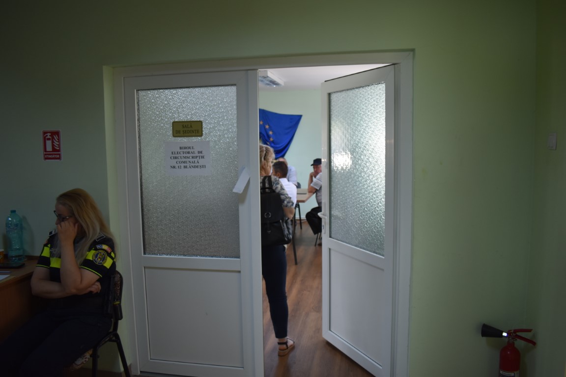 Membrii unei secții de votare duși cu Poliția în Primărie, oamenii au avut doi primari în câteva ore 