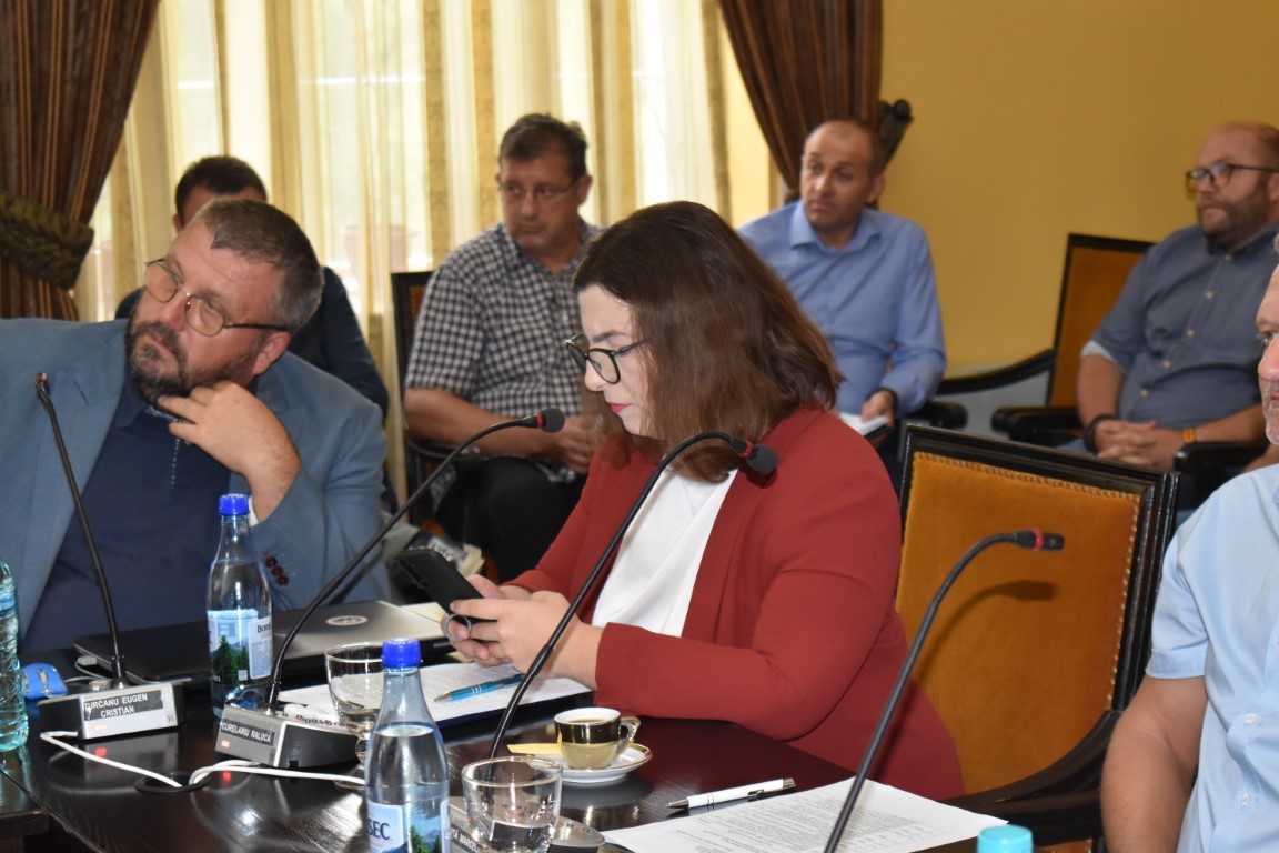 Propunere la Primărie: O consilieră trimite Poliția în Carrefour pentru „pânde cu buletinul” – VIDEO 