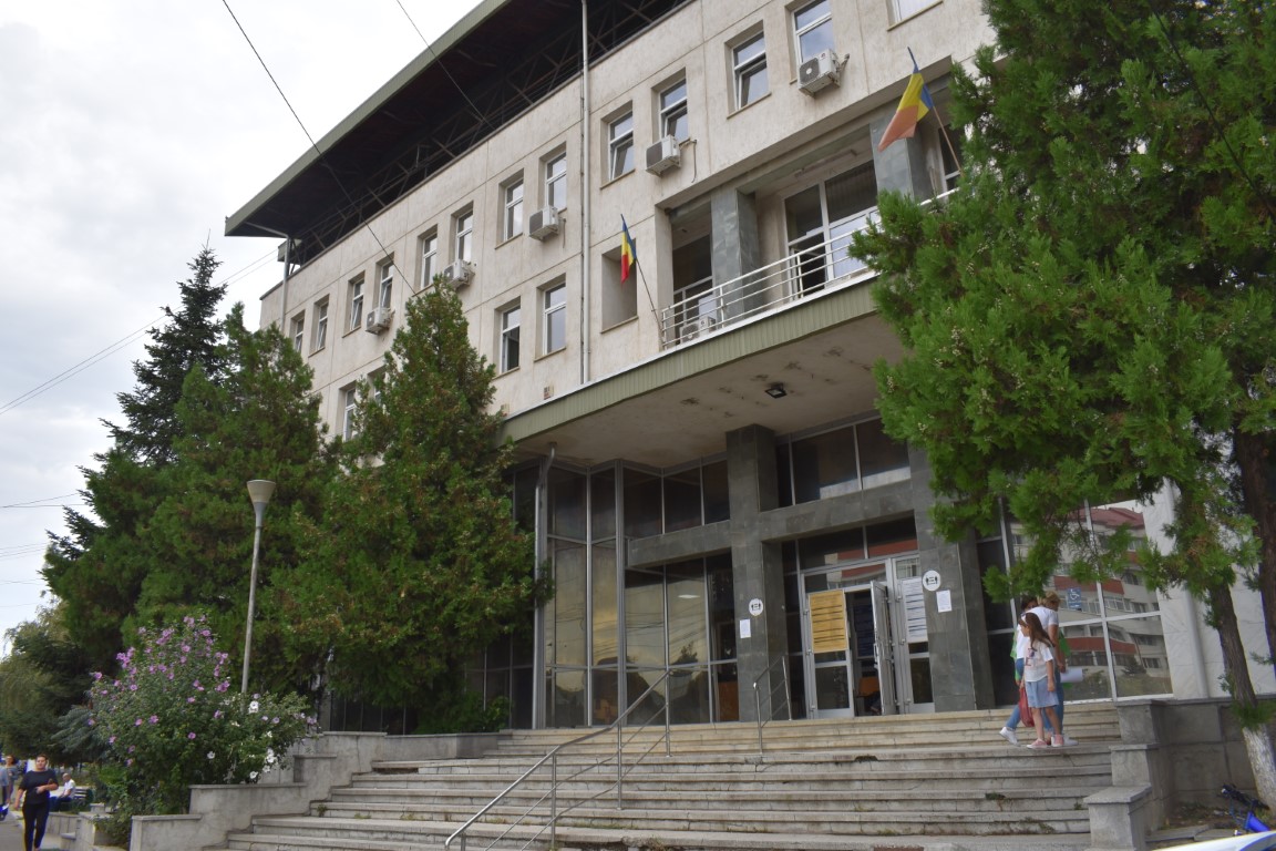 Mii de elevi și studenți din Botoșani trebuie să trimită adeverințe, o pot face și pe WhatsApp – VIDEO 