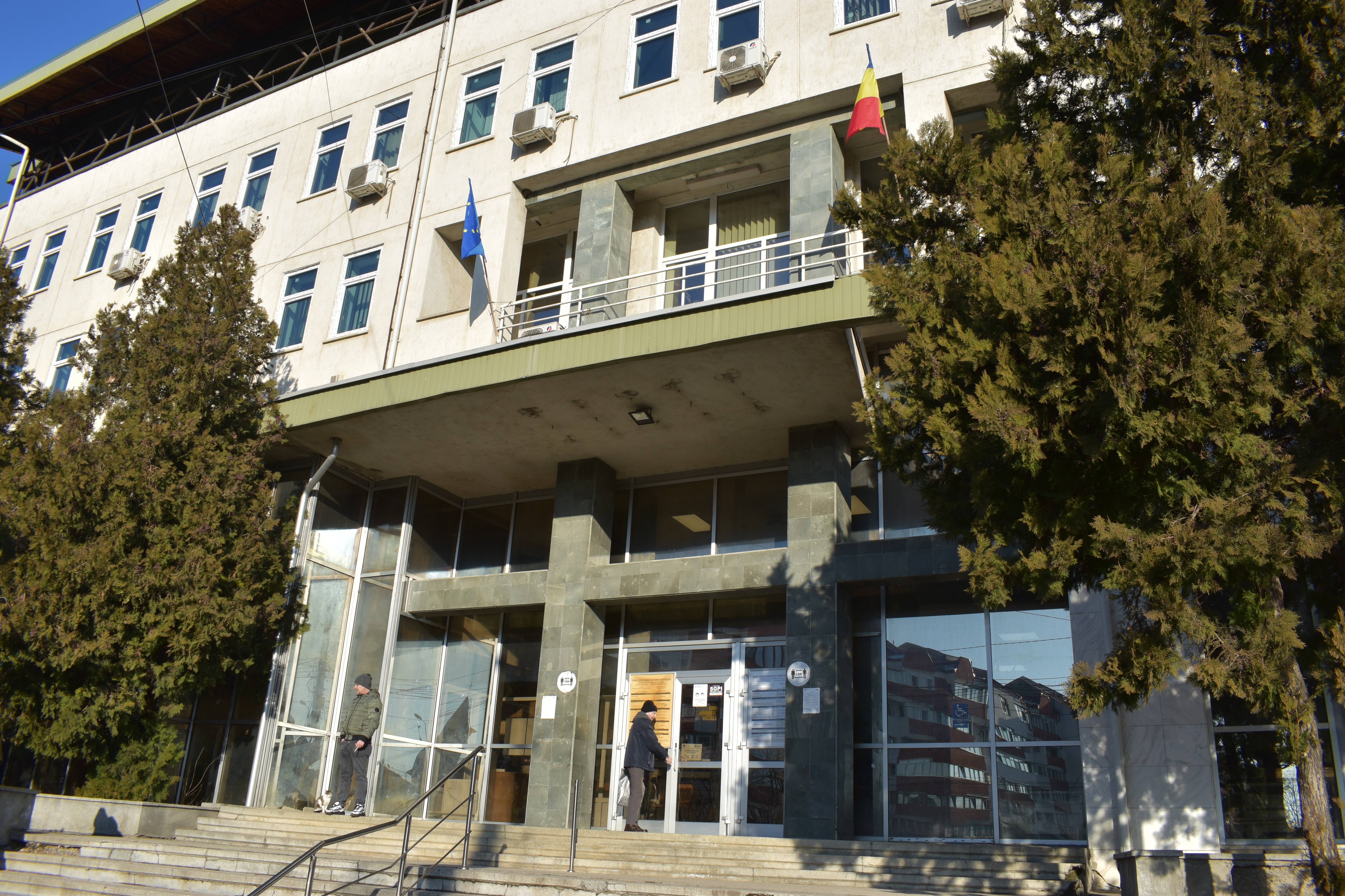 Mii de botoșăneni primesc bani pe carduri sau de la poștaș: Suma totală depășește un milion de euro 