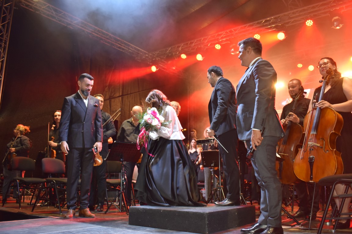 FINAL sublim pe scena din Centrul Istoric, Nico nu a fost văzută niciodată făcând asta – VIDEO 