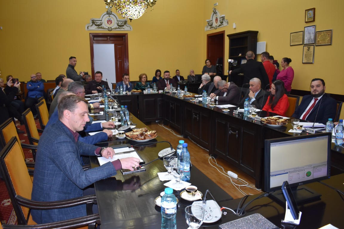 O funcționară din Primărie și-a reclamat colegii după ce a găsit lângă mormântul tatălui crucea altcuiva – VIDEO 