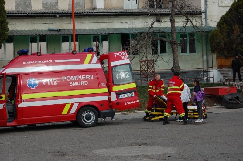 Elev ajuns la spital cu arcada spartă după ce a sărit la bătaie la o profesoară și a scuipat-o pe alta 