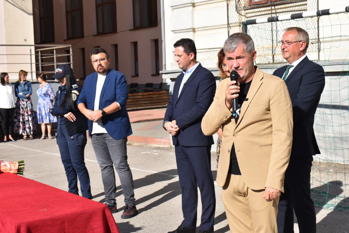 Iftime mai bifează o premieră printre elevii de la Laurian, în prima zi de școală: Eu nu am văzut om educat sărac – VIDEO 