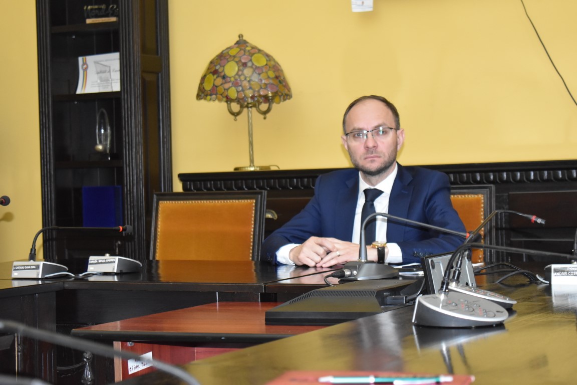 Primarul le-a explicat oaspeților de la Guvern „cât de simplă” e problema comunității rome – VIDEO