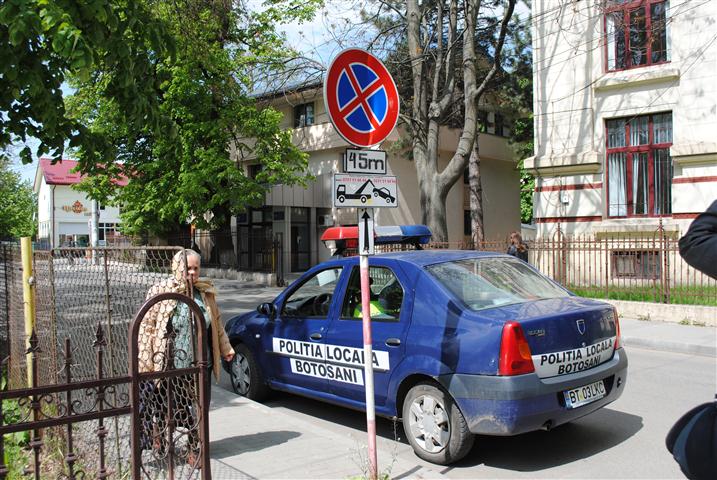 Zeci de șoferi amendați pentru parcări haotice prin oraș