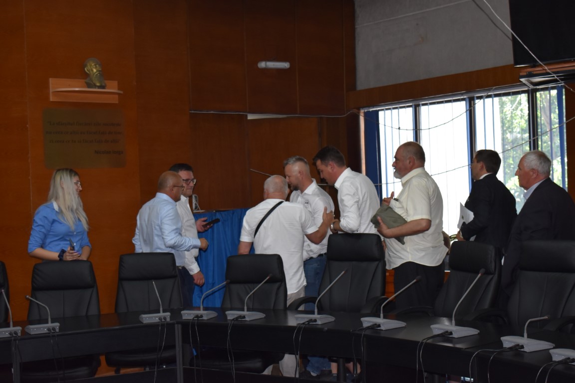 Ceremonie cu vorbe grele: PNL-iștii au părăsit sala, Iftime criticat pentru absență, prefectul contre cu șefa CJ – VIDEO 