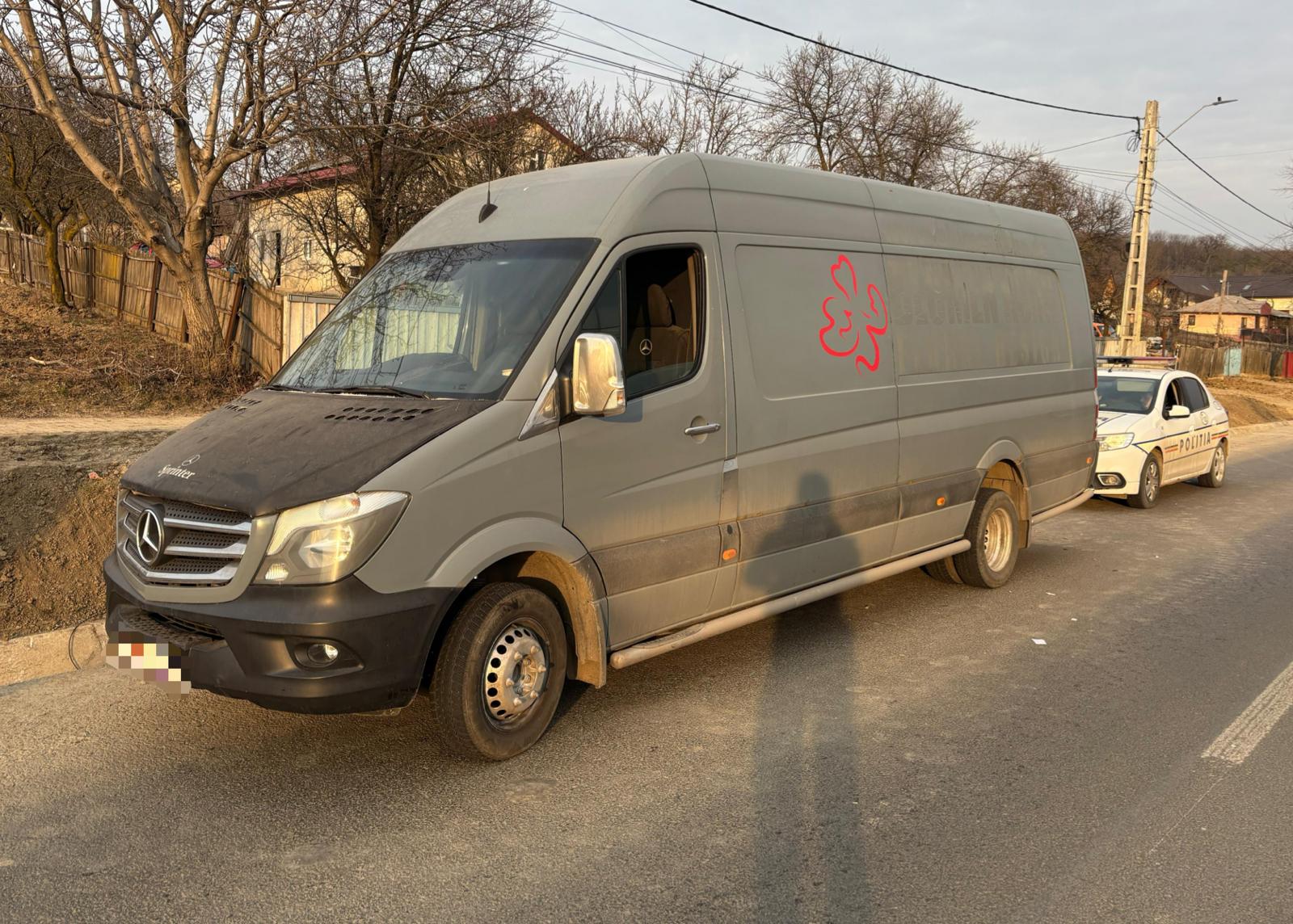 sofer prins cu tigari in masina