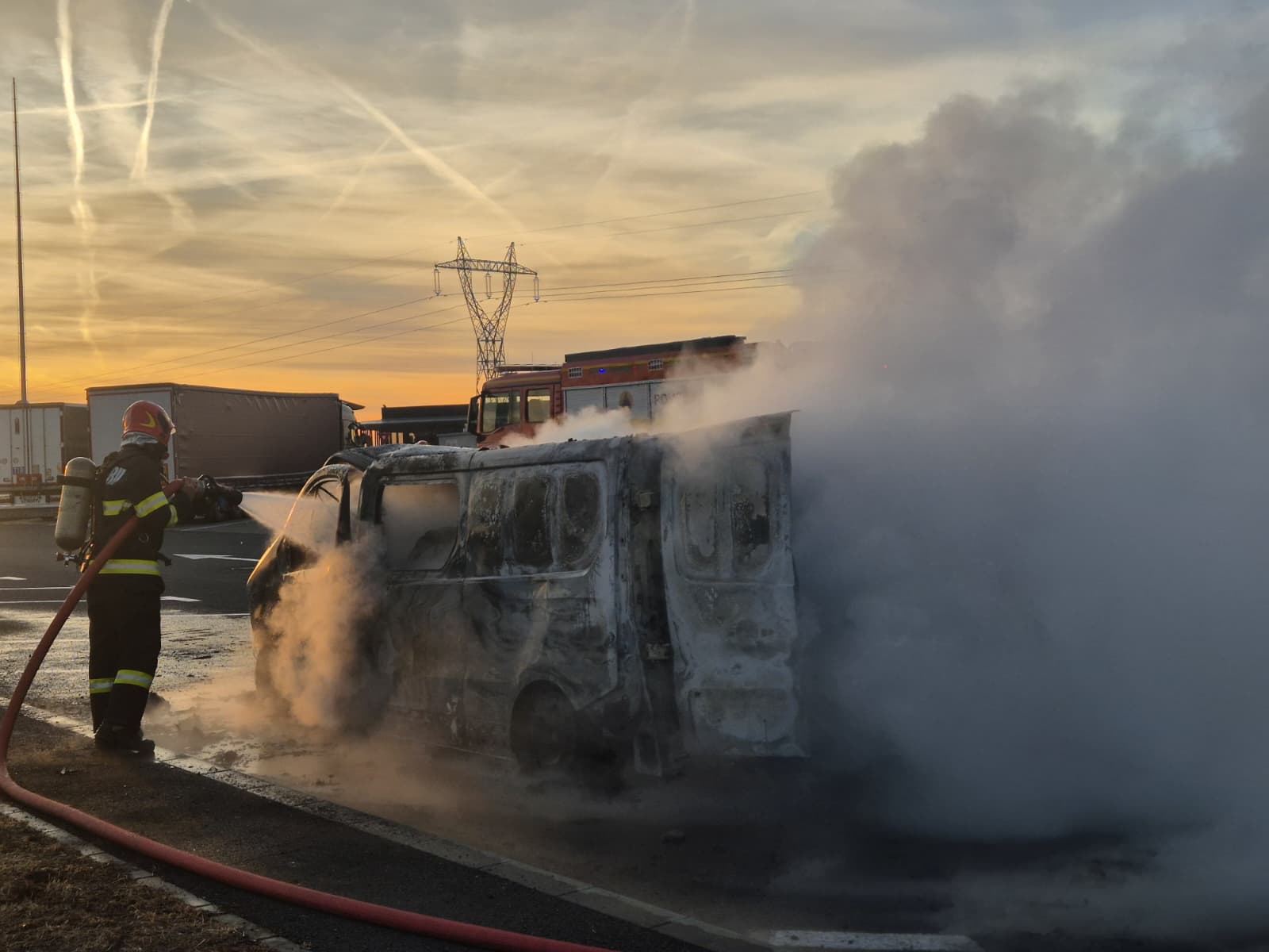 Dubă în flăcări lângă o benzinărie de pe A1. Pompierii au intervenit cu trei autospeciale