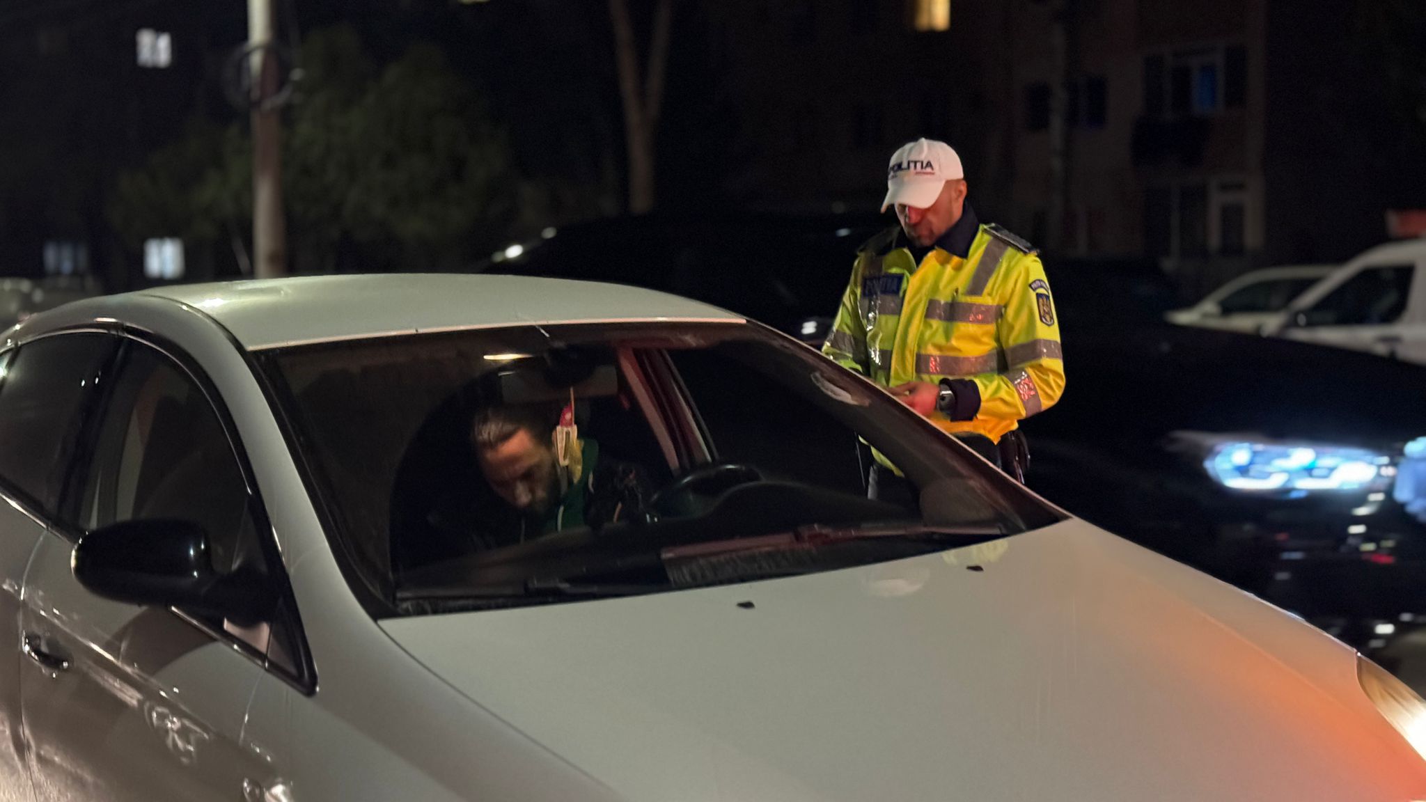 Dublă ilegalitate surprinsă în trafic la un tânăr din Răchiți