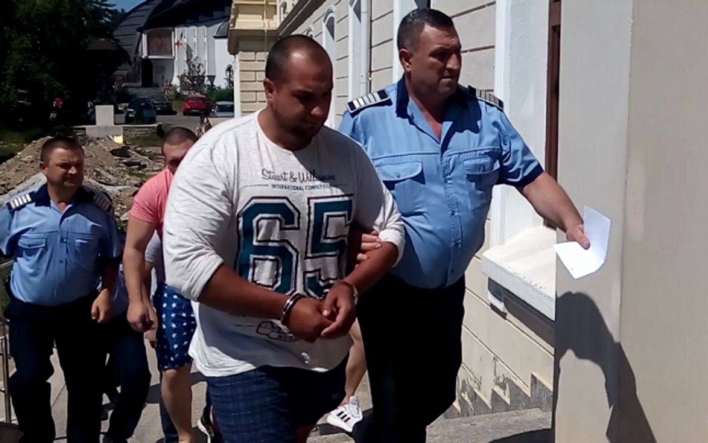 Individul care l-a lovit cu sabia în cap pe un polițist acuză abuzuri în extrădarea și condamnarea sa