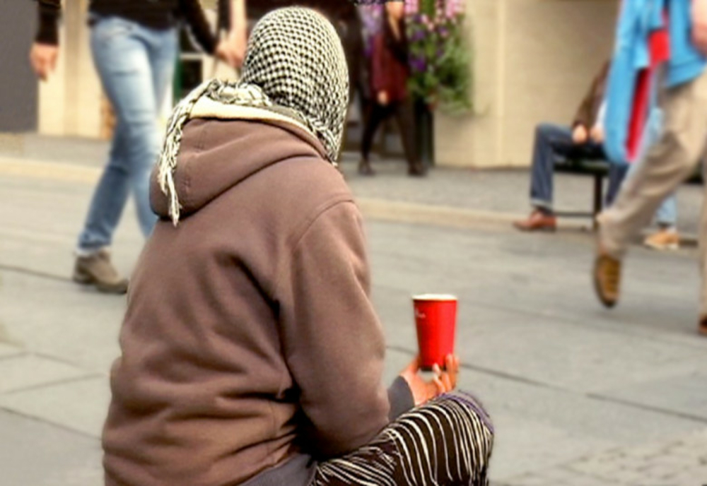 Două femei prinse la cerșit în parcarea unui supermarket din Botoșani: Doar una dintre ele a fost AMENDATĂ