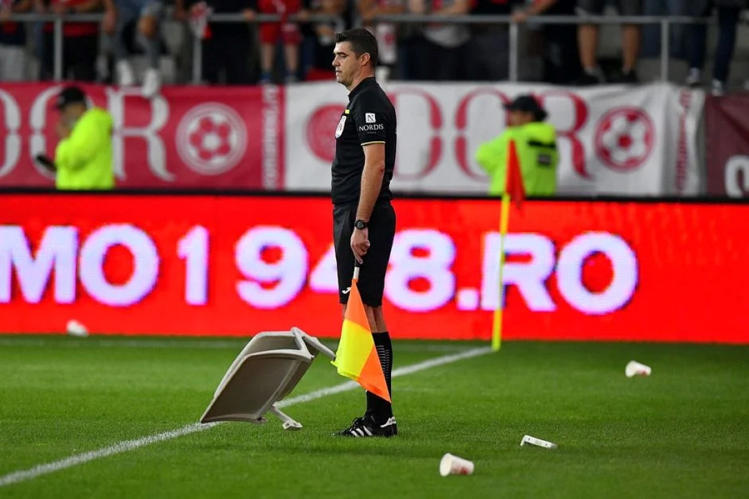 CE riscă ultrasul care a dat cu scaunul după asistent la meciul cu Botoșani: Posibilele consecințe pentru Dinamo