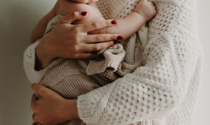 Zeci de mame din Botoșani puse să dea banii înapoi pe indemnizații: CARE este motivul