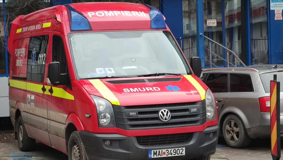 Un copil de 11 ani s-a urcat la volan în locul mamei și a accidentat-o grav pe femeie