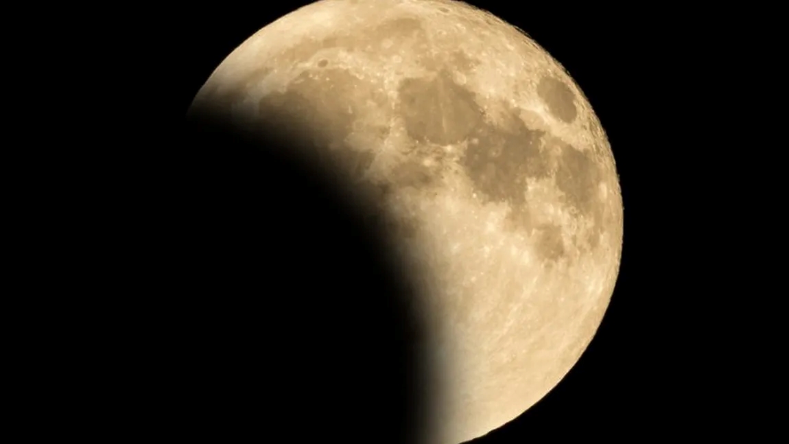 Spectacol pe cerul nopții: Eclipsă parţială de Lună, în acelaşi timp cu Superluna Recoltei