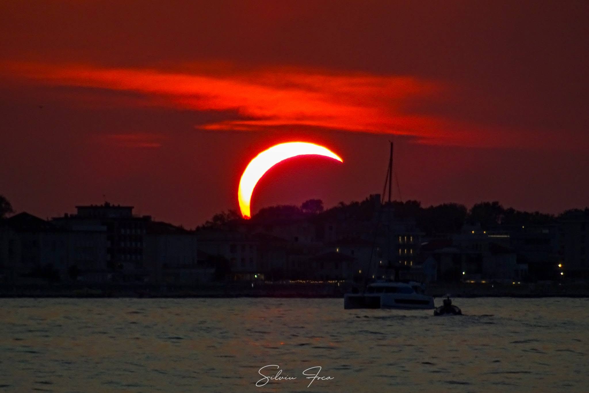 Eclipsa de soare surprinsă de un fotograf de la Botoșani: Unii au spus că e un eveniment de «o dată în viață»