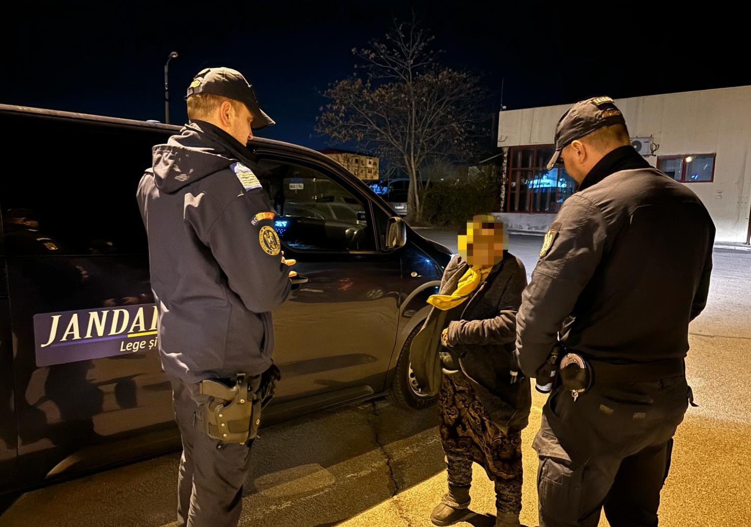 O femeie ce se plimba singură și dezorientată, ajutată de jandarmi în miez de noapte