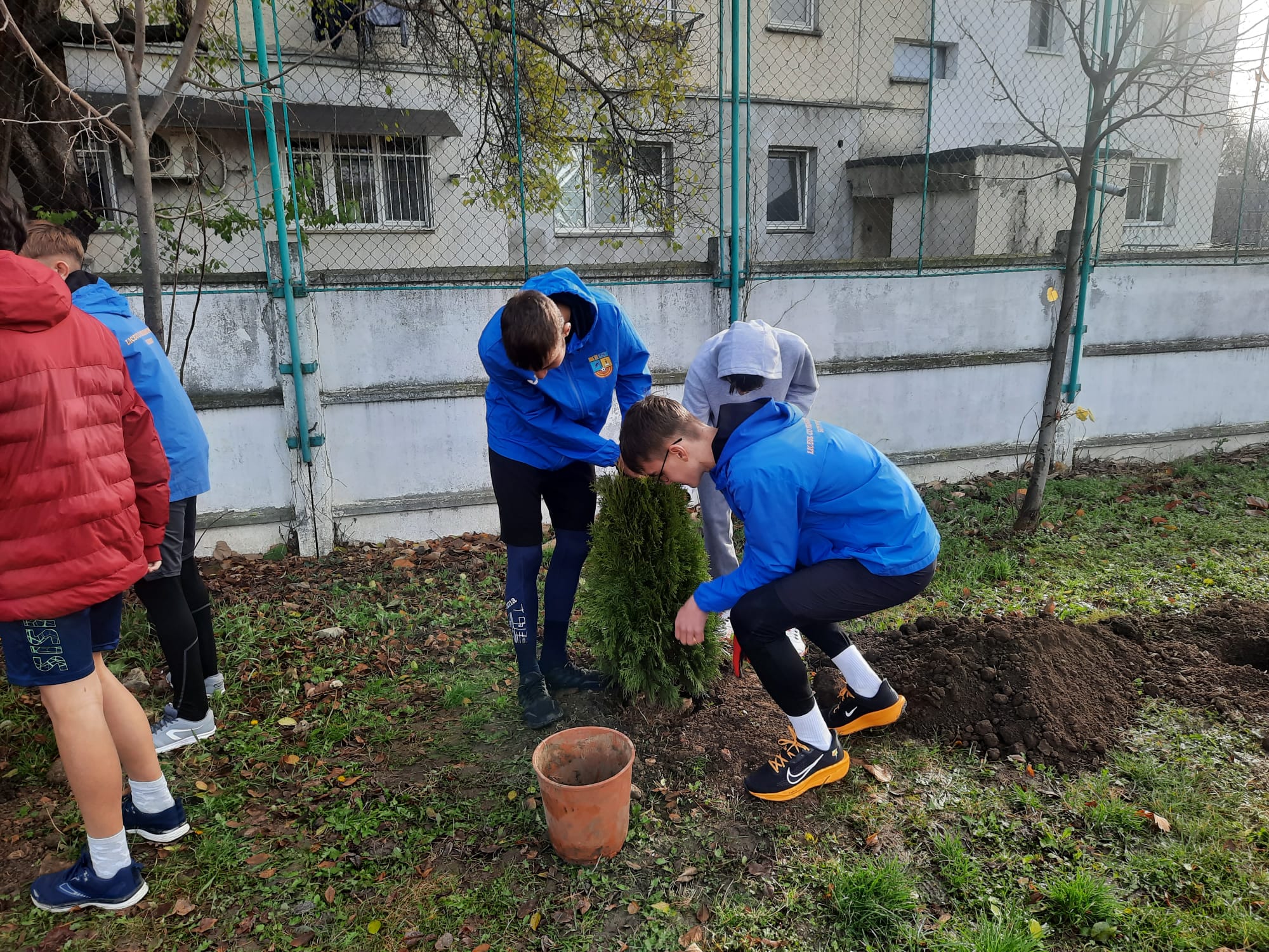 “Green Days” la Botoșani – O zi în care copiii de la Liceul Sportiv au plantat viitorul!
