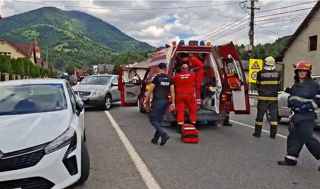 Fată în stop cardio-respirator după ce a fost spulberată de un șofer din Botoșani, alte două persoane rănite pe trotuar – VIDEO 