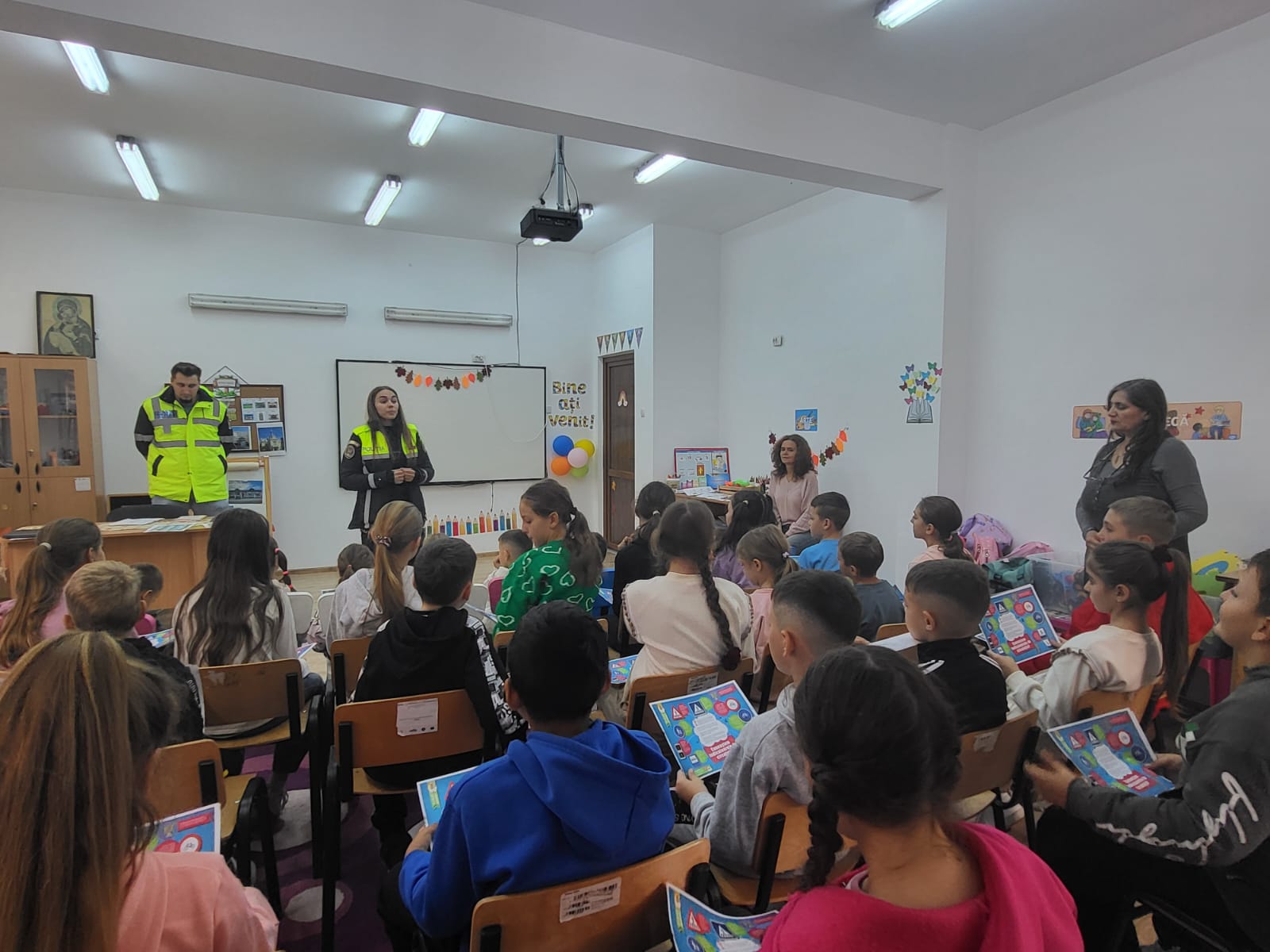 Copiii dintr-o școală plini de emoții, polițiștii botoșăneni le-au intrat în clase 