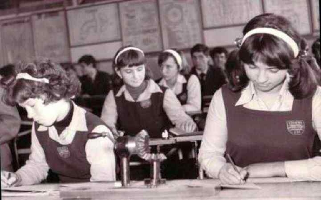 Cum era studenția în comunism. Botoșănencele care  nu s-au lăsat până nu s-au văzut medici: Pe atunci învățam femurul și osul ăla nu încăpea complet în geamantan și ieșea afară. Un nene se uita: ăă, ce-i ăla de acolo, mort?!