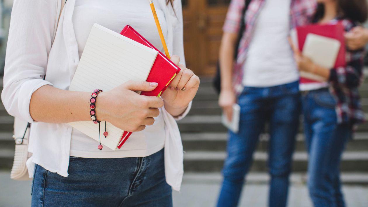 Elevii îmbrăcați nepotrivit la școală pot fi dați afară de la ore: CE se modifică din toamnă