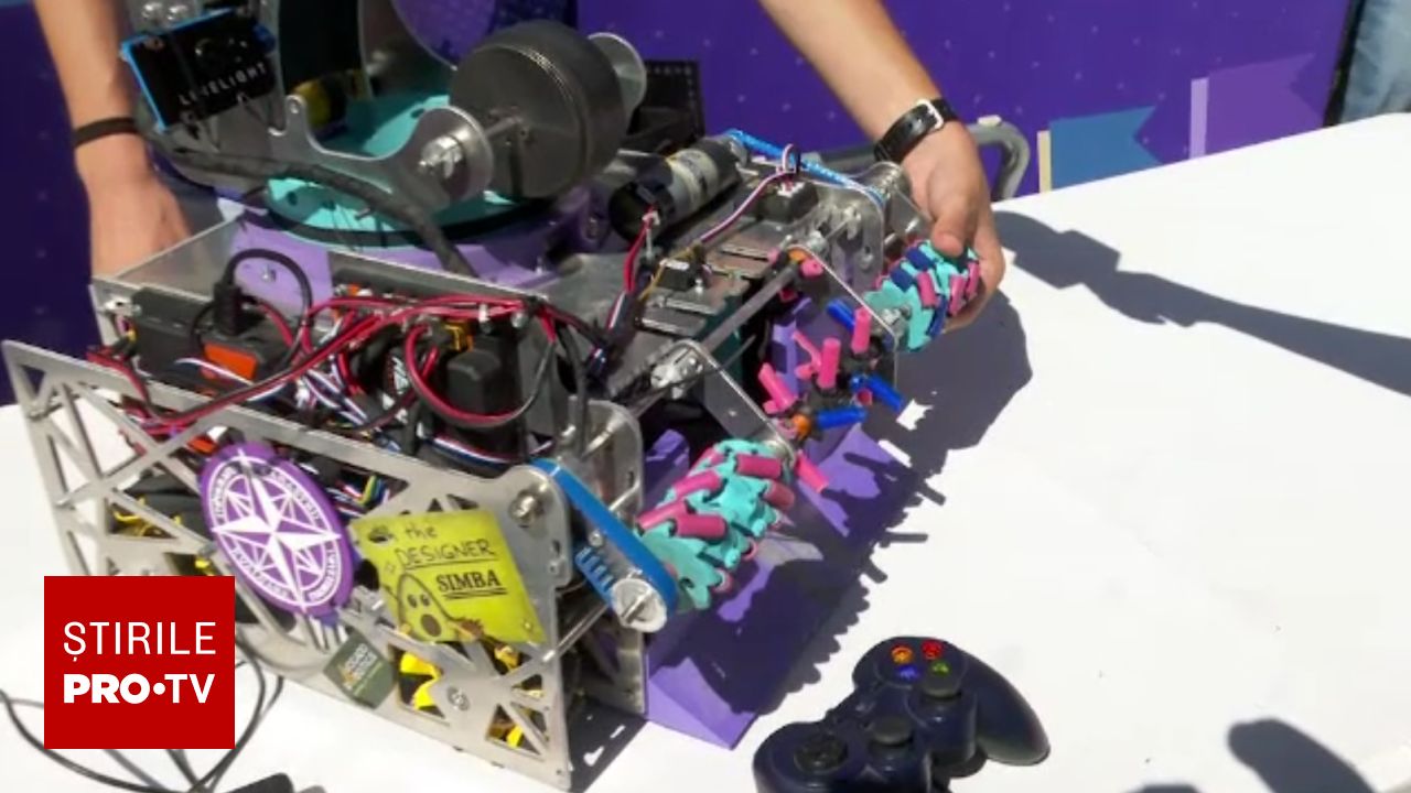 Elevi din Botoșani își testează roboții la festivalul CyFest din Iași