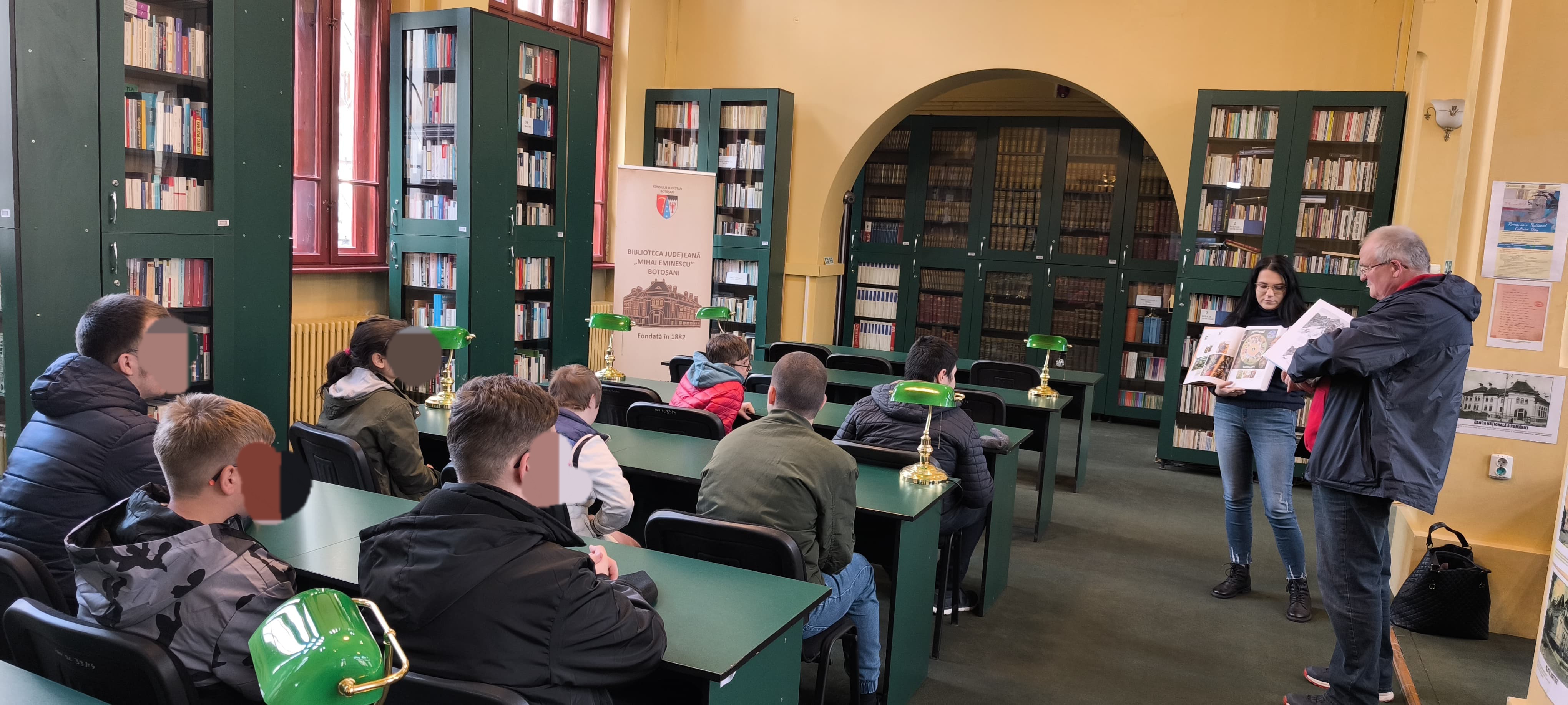 elevi in vizita la biblioteca