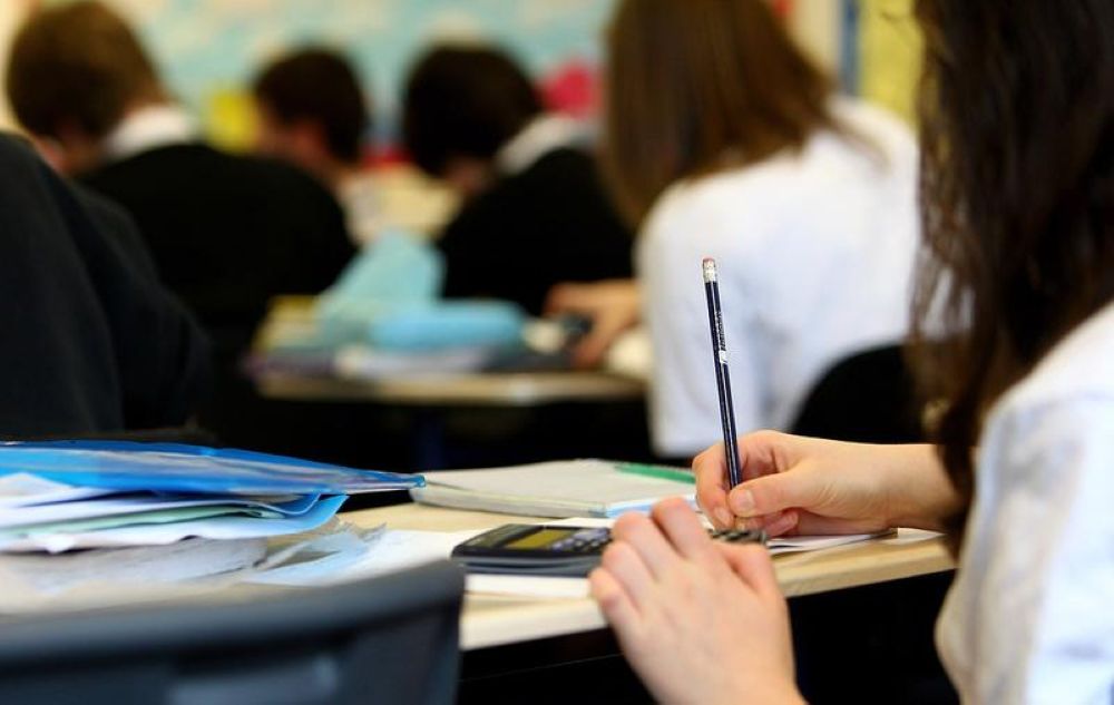 Proiect de... AUR: Imnul României și „Tatăl nostru" în fiecare zi înainte de începutul orelor la școală 