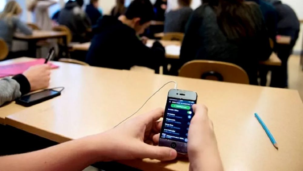 Telefoanele mobile INTERZISE în timpul orelor de curs în școlile din Botoșani: Este o problemă – VIDEO 