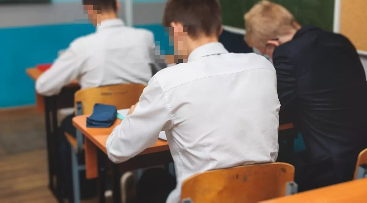 „Vă tai degetele dacă nu sunteți cuminți": O profesoară de la un liceu de elită și-a amenințat elevii cu un briceag