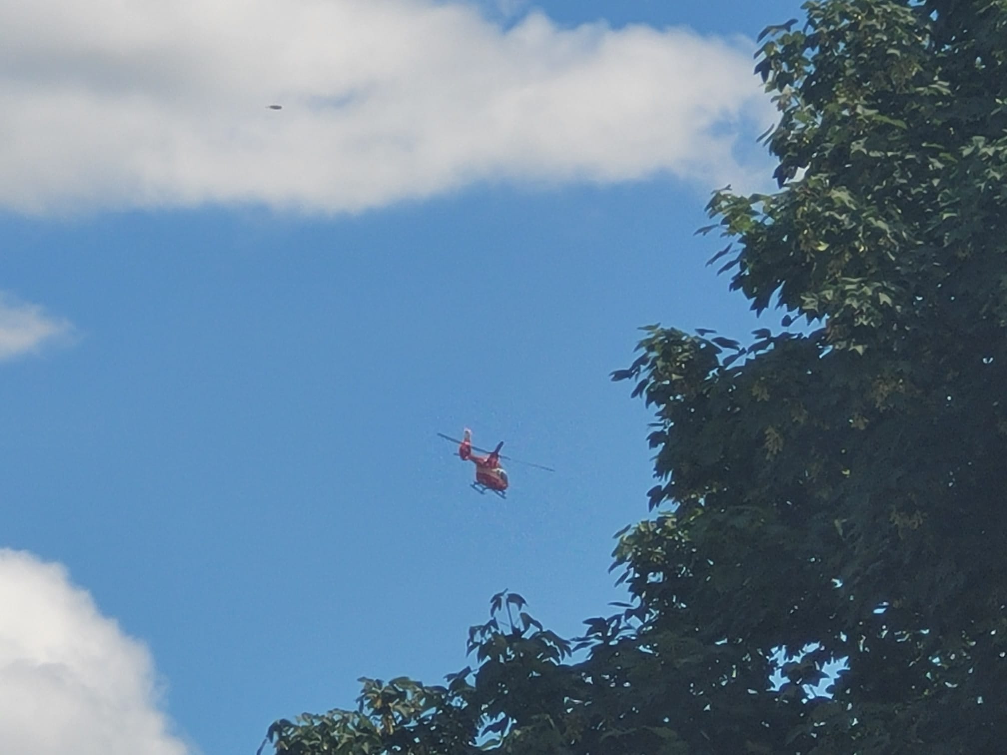 TREI elicoptere ajung la Botoșani pentru preluarea râniților: Opt clienți și cinci angajați ai magazinului printre persoanele rănite