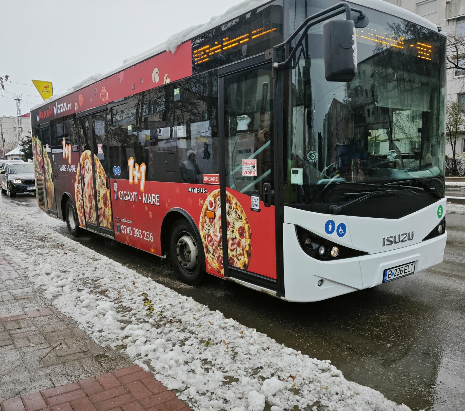 Polițiștii locali s-au urcat în autobuzele Eltrans și au găsit călători obraznici 