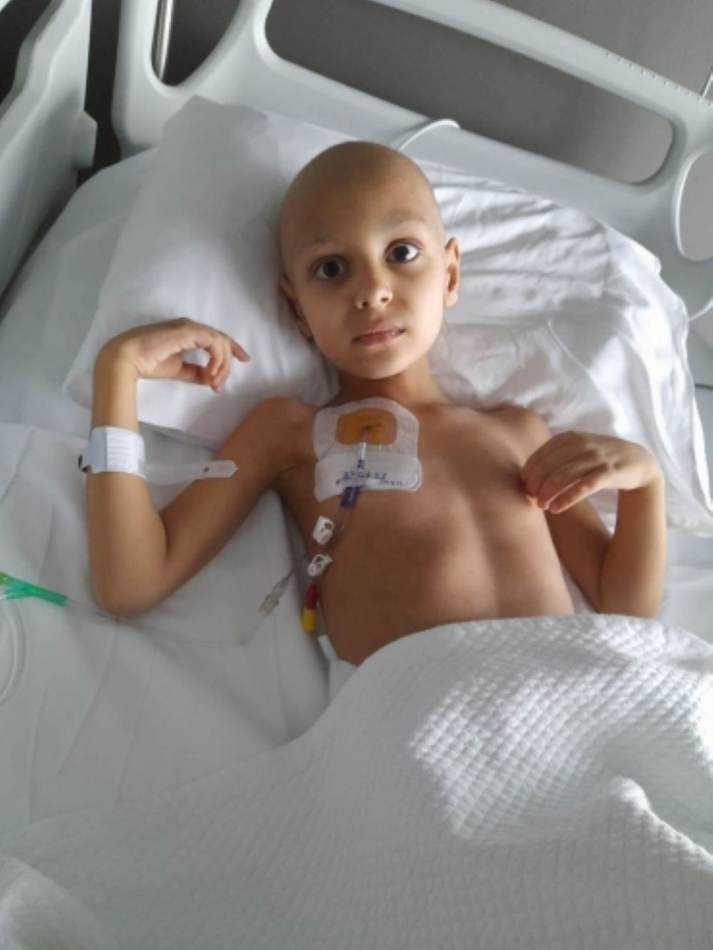 Când copilăria înseamnă supraviețuire: Ajutor cerut pentru băiețelul care luptă cu o boală care i-a răpit mersul