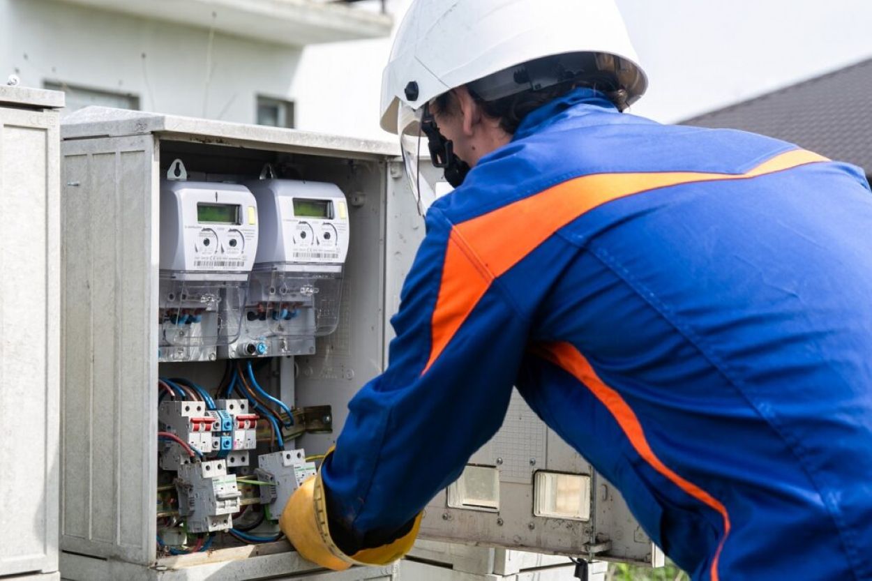 Localități lăsate fără curent electric – UNDE sunt lucrări programate 