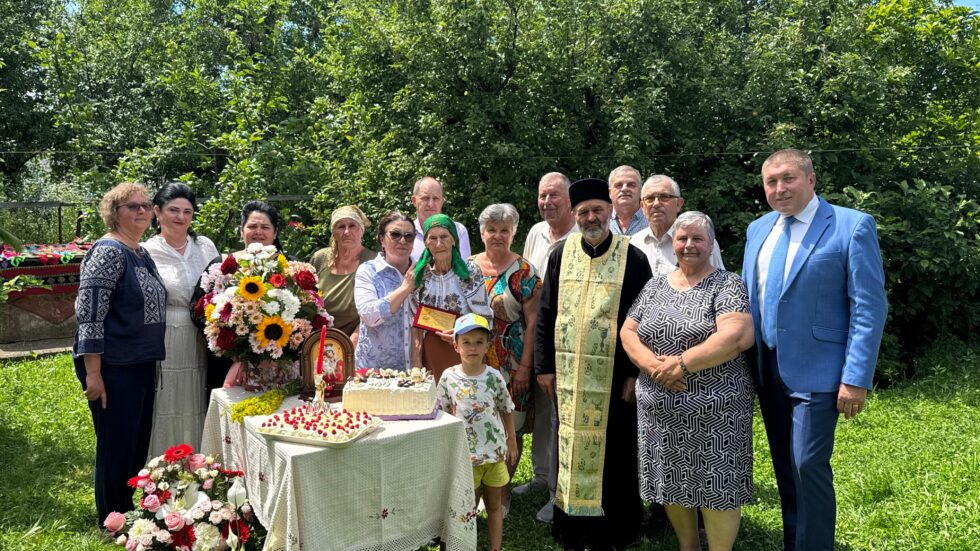 Botoșăneancă sărbătorită la 100 de ani de familie și primar